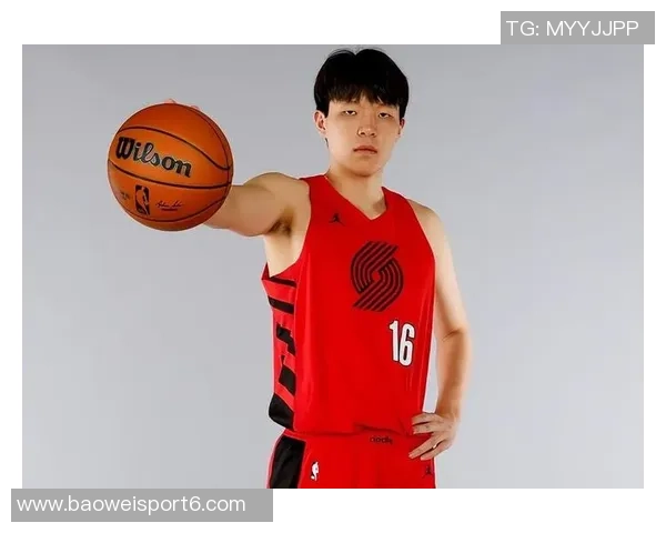 全员集结开拓者发布球队签名明信片利拉德与杨瀚森亲笔签名亮相