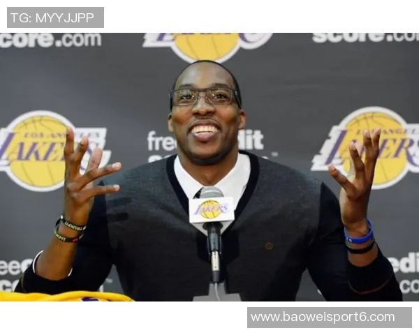 霍华德晒与佩林卡合照及39号球衣照为湖人加油展现归队决心